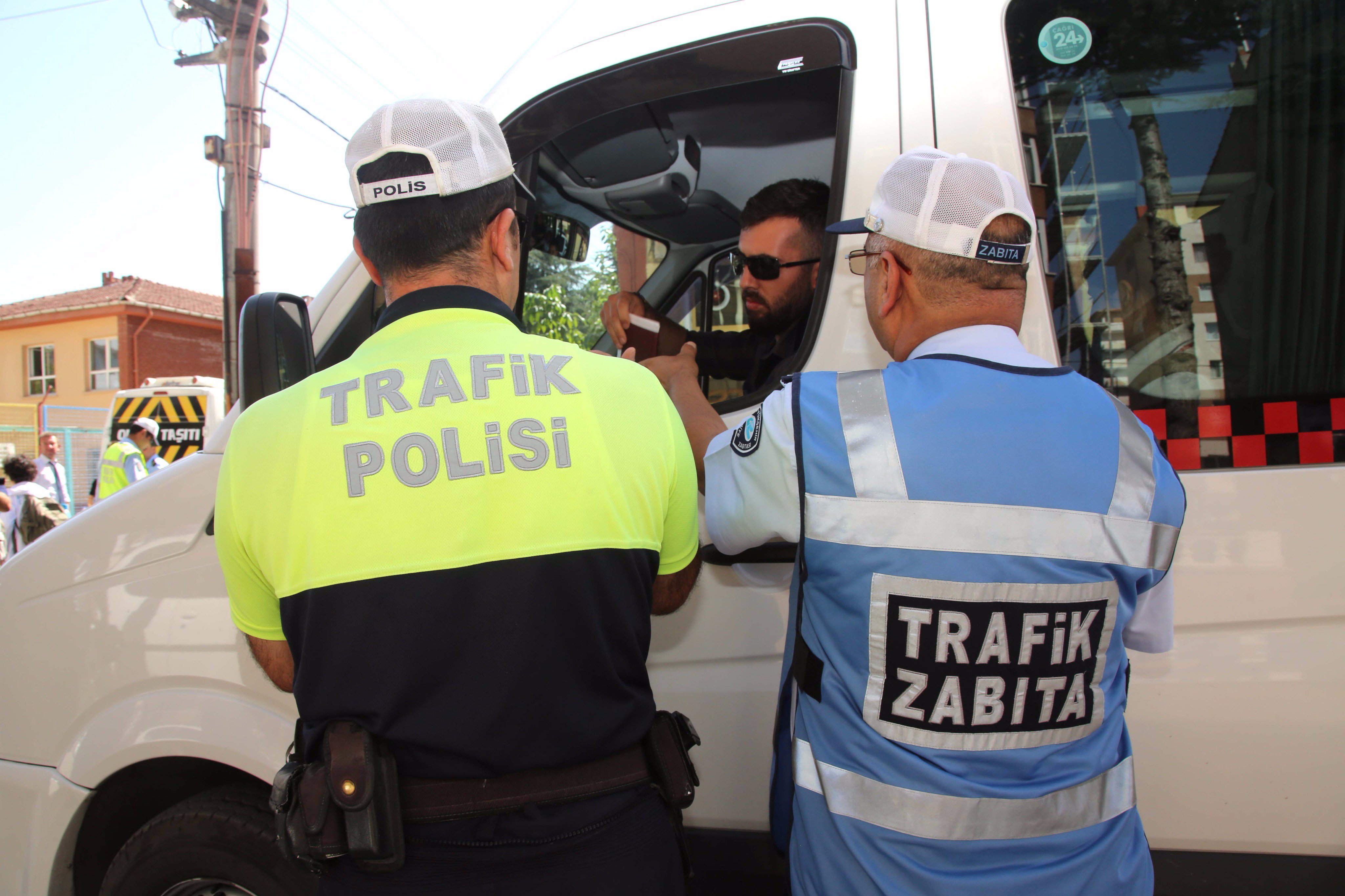 Eskişehir Büyükşehir Belediyesi on Twitter: "Trafik Zabıta ekiplerimiz,  Emniyet personeli ile birlikte okul servislerinin denetimlerine aralıksız  olarak devam ediyor. https://t.co/Ex7X90dxZY" / Twitter