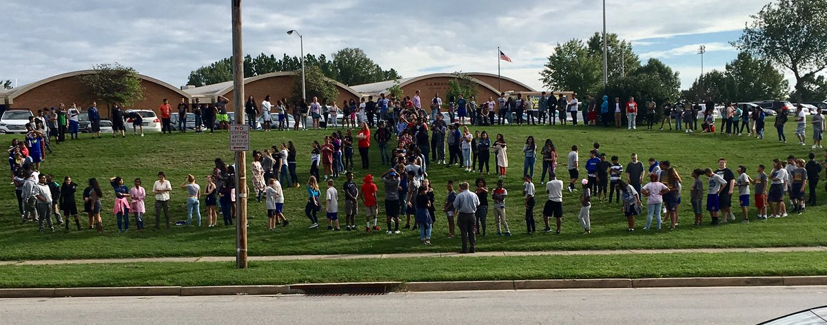 Celebrating international day of peace with our 8th graders!🌎✌🏻<a href="/LansdowneMS/">Lansdowne Middle</a> <a href="/MrDunlapLead/">Frank Dunlap</a> <a href="/BMurray_LMS/">Barbara Murray</a> <a href="/FrazierWorks/">Wanda Frazier</a> <a href="/CBunn48/">Christopher Bunn</a> #lmsroar