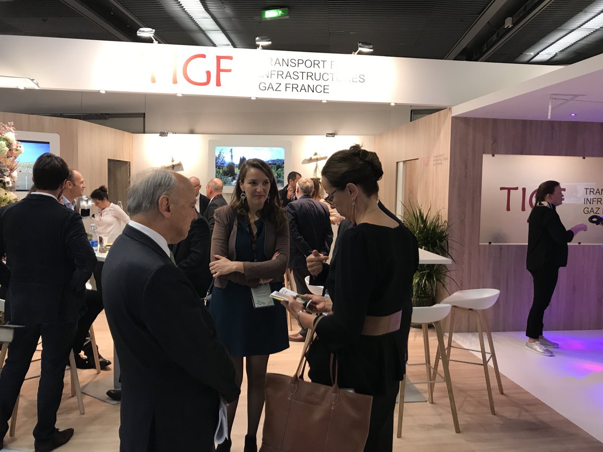 Teregacontact's tweet photo. @JérômeFERRIER, President de l'AFG et @fabienne_keller, Sénatrice du Bas Rhin sur le stand de @Tigfcontact #tigf #Expogaz #congresgaz2017 https://t.co/Zz2XIIU3Sm