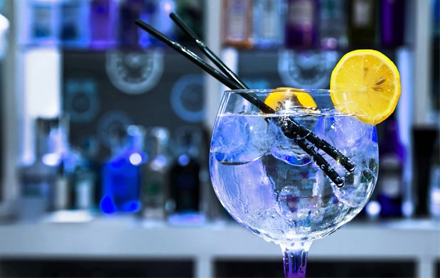 DoceGinClub's tweet photo. ¿Es el #Gintonic fluorescente? 🤔
La respuesta correcta es que SÍ el #Gintonic lleva tónica, un refresco carbonatado aromatizado con quinina https://t.co/r8hiTMtN17