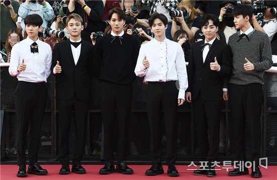 Dragen_ot9's tweet photo. Kraliyet ailesinden misiniz vicdansızlar bu nasıl hüküm sürmek böyle 😍😍😭💗🌺😎😚😘😍 #LegendaryKings
-
#EXO #EXO_POWER @weareoneEXO #SOBA_EXO https://t.co/GVjS5cpc4n