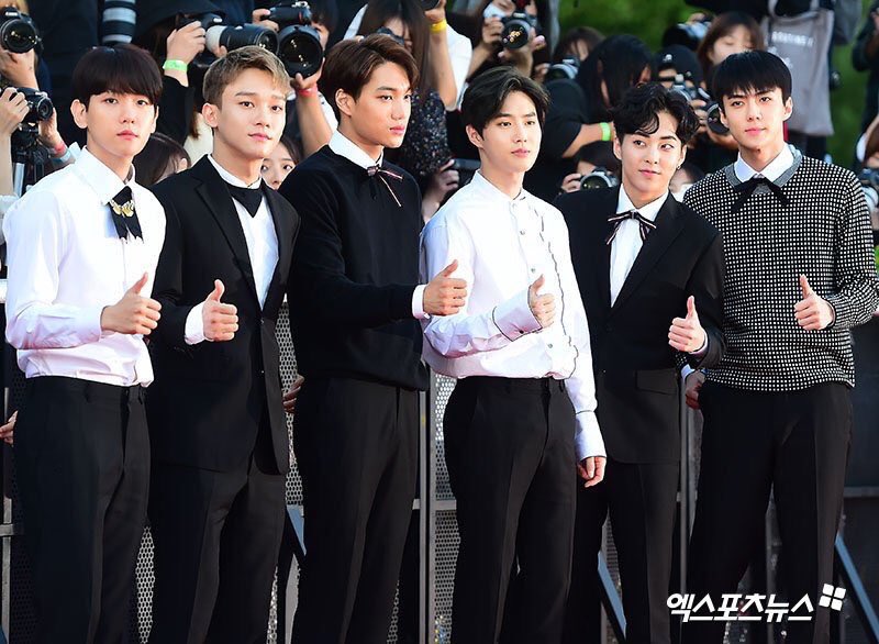 Dragen_ot9's tweet photo. Kraliyet ailesinden misiniz vicdansızlar bu nasıl hüküm sürmek böyle 😍😍😭💗🌺😎😚😘😍 #LegendaryKings
-
#EXO #EXO_POWER @weareoneEXO #SOBA_EXO https://t.co/GVjS5cpc4n