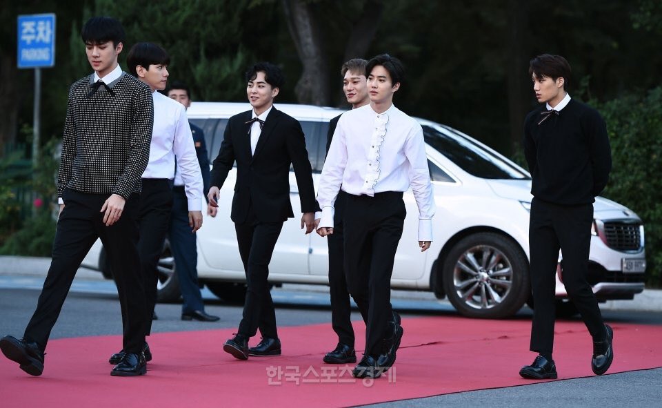 Dragen_ot9's tweet photo. Kraliyet ailesinden misiniz vicdansızlar bu nasıl hüküm sürmek böyle 😍😍😭💗🌺😎😚😘😍 #LegendaryKings
-
#EXO #EXO_POWER @weareoneEXO #SOBA_EXO https://t.co/GVjS5cpc4n