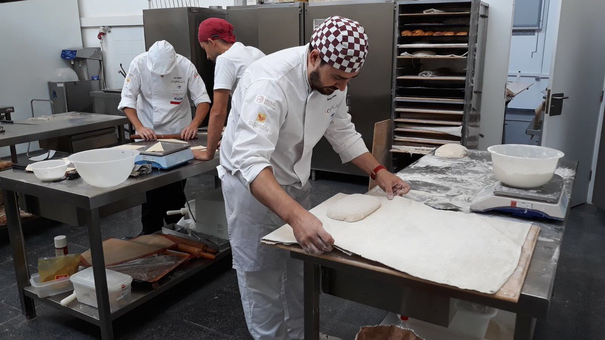 JavierAntoja's tweet photo. Los Espigas, la Selección Nacional de Pastelería Artesana, en plena acción en la Escuela de Panadería Andreu Llargues de Sabadell. Nivel. https://t.co/njQ9Dc3UUe