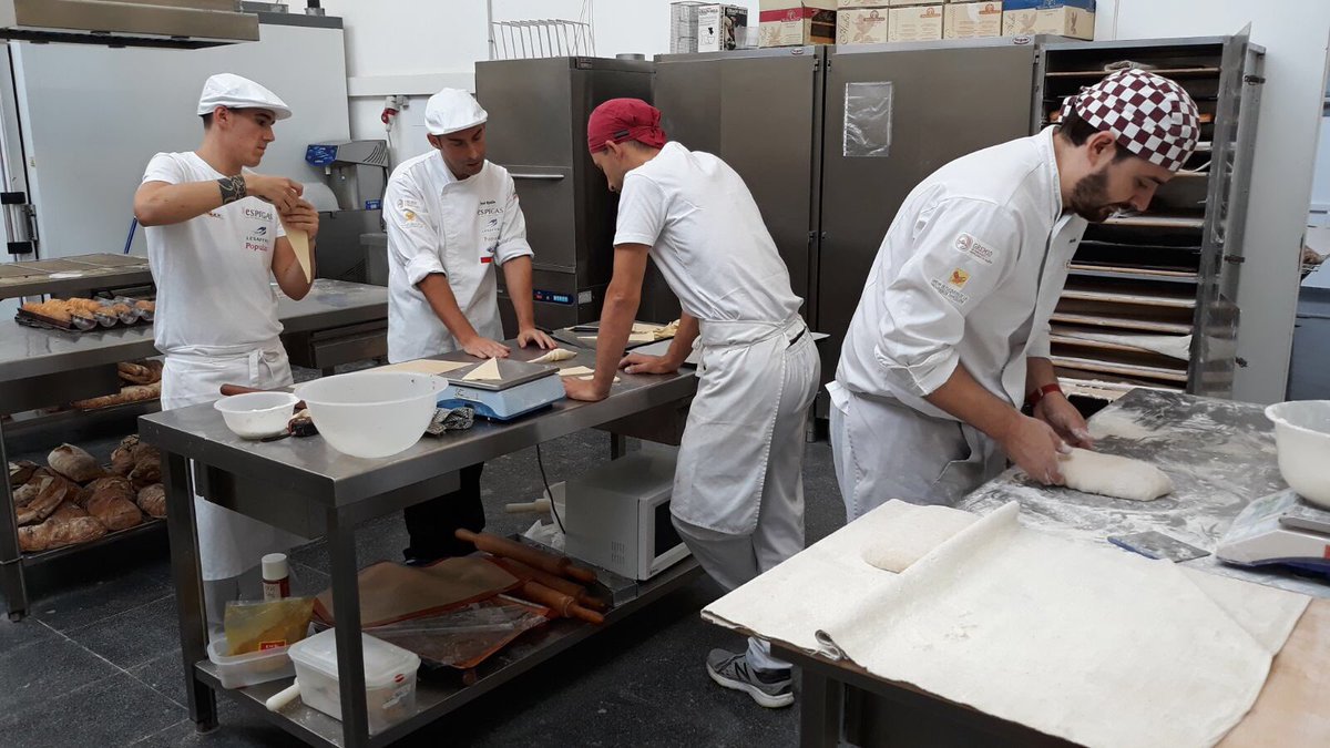 JavierAntoja's tweet photo. Los Espigas, la Selección Nacional de Pastelería Artesana, en plena acción en la Escuela de Panadería Andreu Llargues de Sabadell. Nivel. https://t.co/njQ9Dc3UUe
