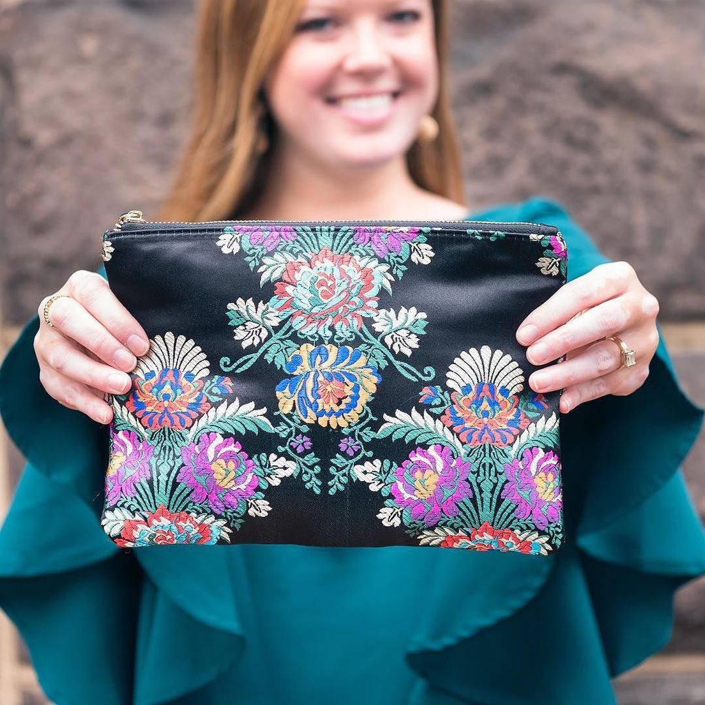 ShopVioletDC's tweet photo. Already can't stop obsessing over shiny accessories ✨✨✨ like this satin embroidered clutch!
#acreativedc #georgeto… https://t.co/SgHwQIoeA4 https://t.co/gOMRBJMAK1