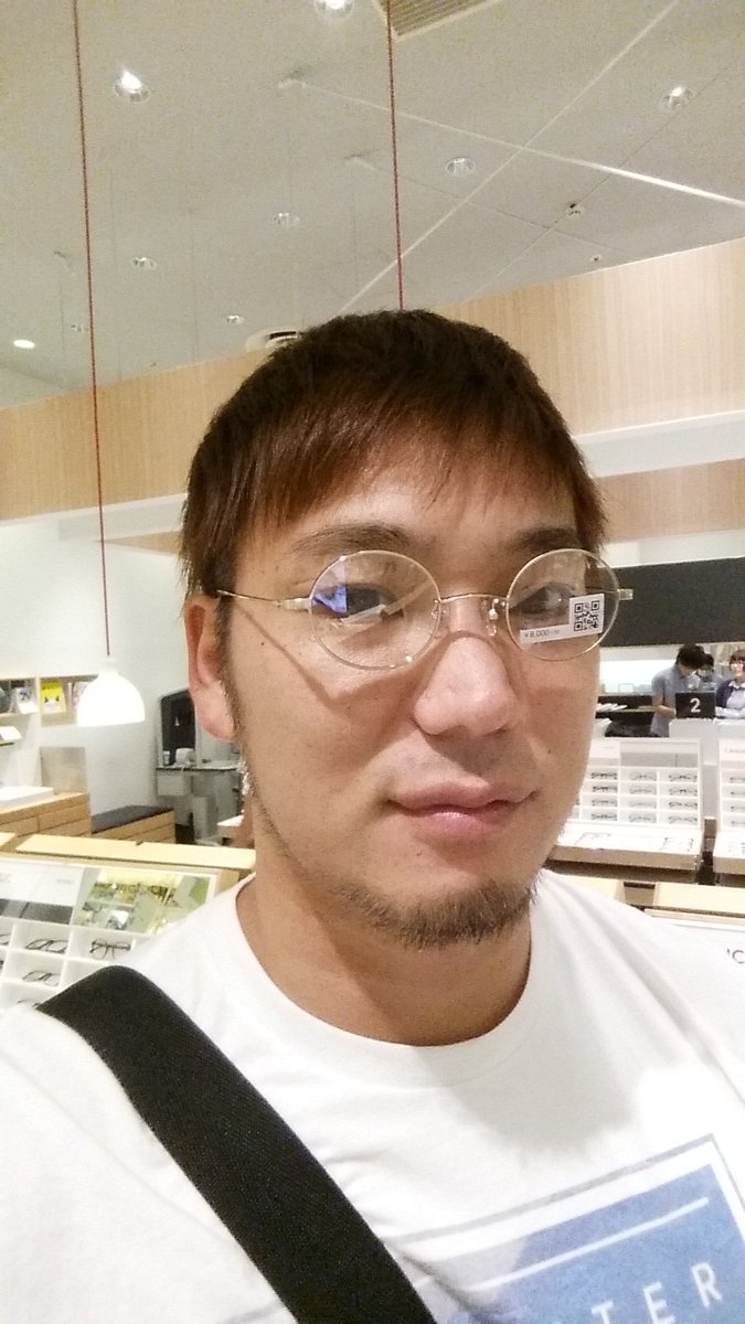 小峠 篤司 Op Twitter 眼鏡修理しに来たけど丸眼鏡って選んだことないなぁ ジョニー デップのイメージ あと潮崎ゴーフラッシャー 眼鏡男子 丸眼鏡