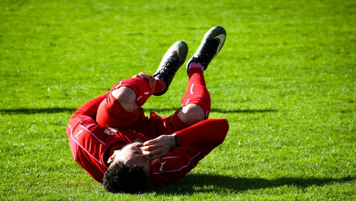 FifthLegal's tweet photo. #Aansprakelijkheid bij een overtreding op het #voetbalveld; Pas op met sliding tackles! Lees meer @FifthLegal site: https://t.co/nL7vylV9dy https://t.co/2XZFLZdv50