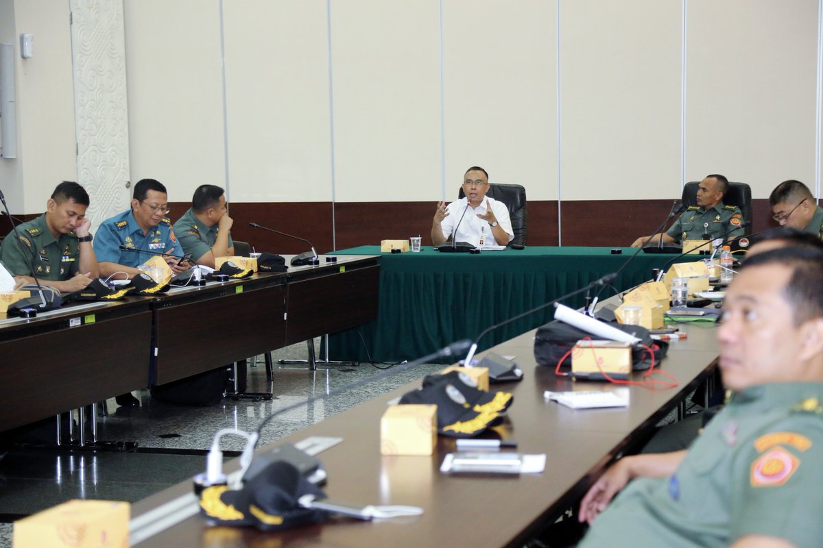 HumasBappenas's tweet photo. Bappenas menerima Kunjungan Kerja Badan Pendidikan dan Pelatihan Kementerian Pertahanan RI, Rabu (20/9) di ruang rapat SG 1 - 2. https://t.co/fUwP9QonQk