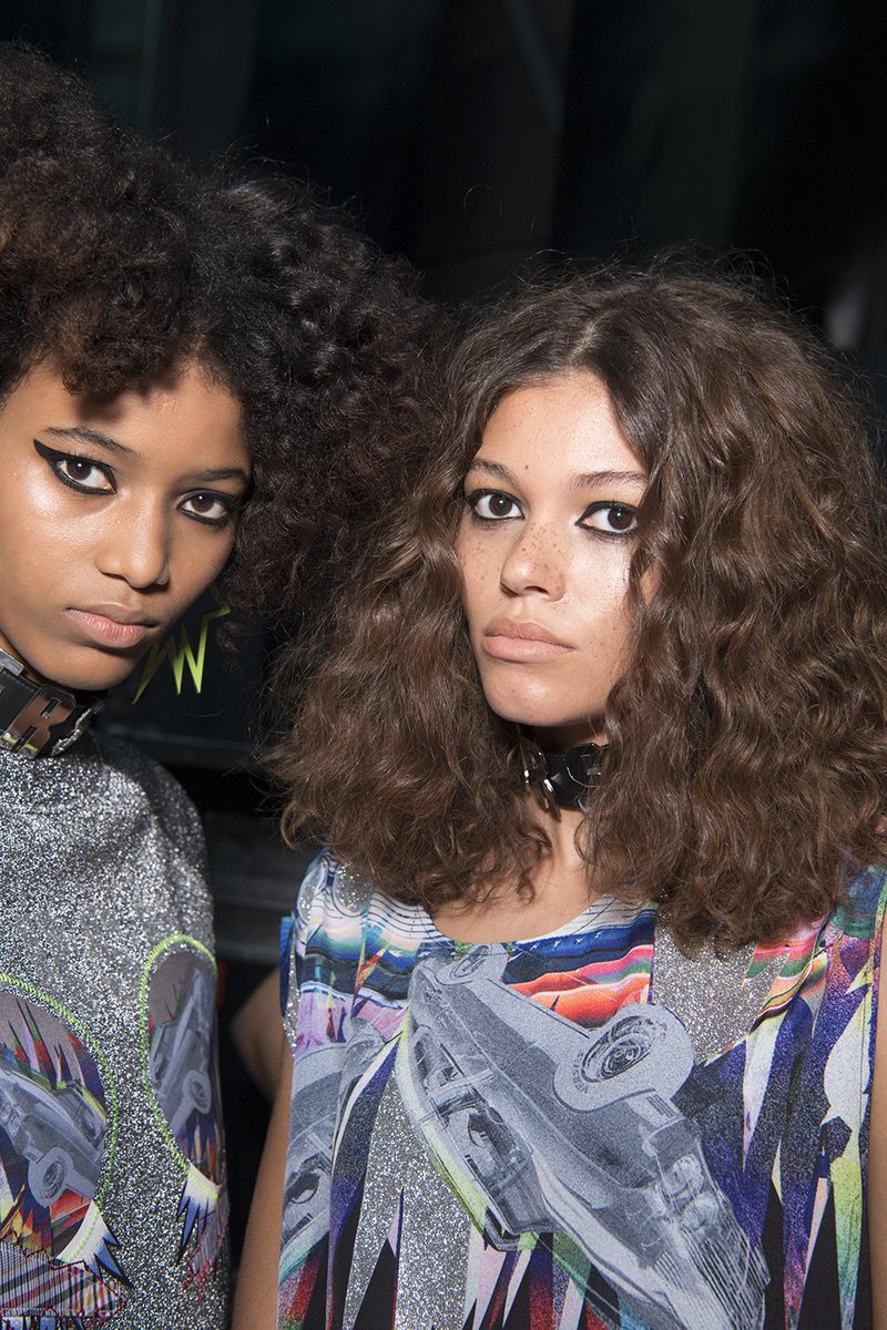 ghdspain's tweet photo. Para el desfile de Versus Versace, el estilista Eugene Souleiman escogió un #ghdlook fresco e informal, con un toque rock-chick muy sexy. https://t.co/EFGua31wWN
