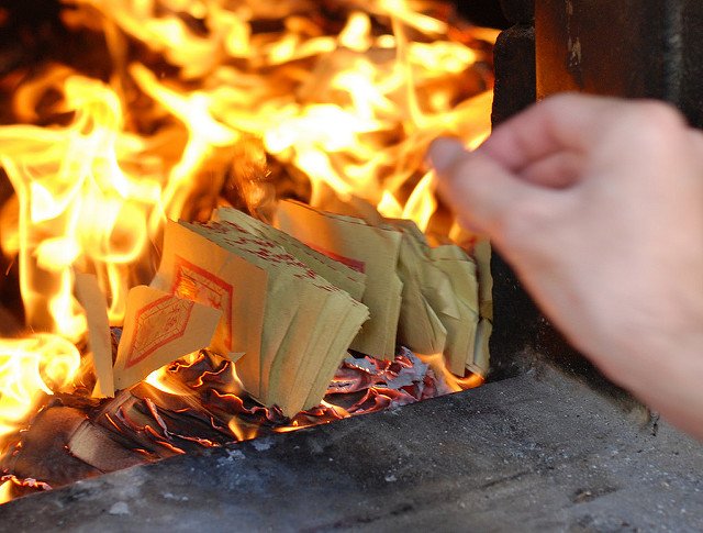 TaiwanNewsEN's tweet photo. Elderly man dies after falling into ghost money fire
https://t.co/WBaOG8v6zn
#josspaper #ghostmonth #Firehazard https://t.co/5H6BpUpUJ0
