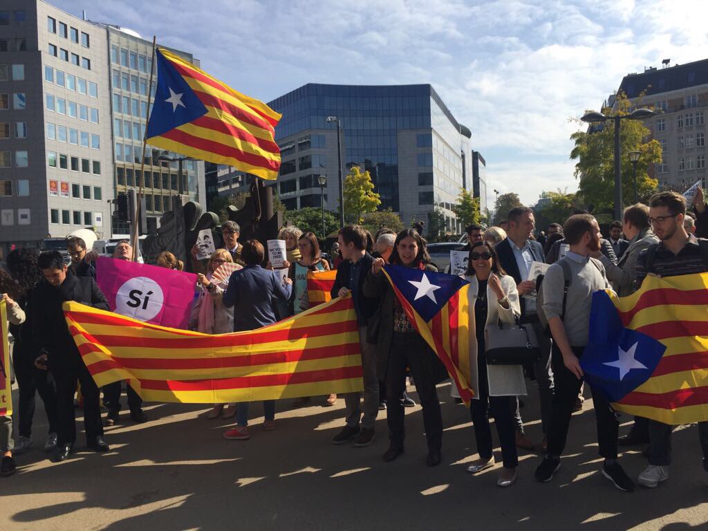 Avui a Brussel.les també hi ha estelades al carrer. <a href="/AncBru/">ANCBrussel·les🎗</a> <a href="/CasalCatBRU/">Casal Català BRU</a>