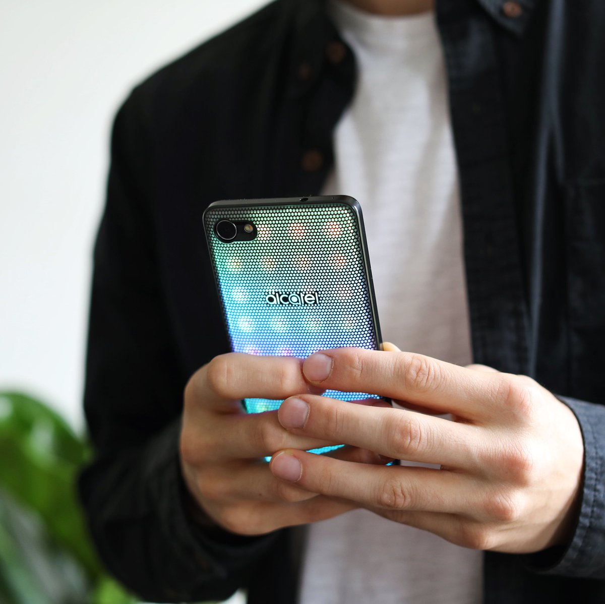 alcatelmobileuk's tweet image. Stream video on the Alcatel #A5LED's 5.2" HD display and enjoy an incredibly smooth experience! Available now at @VodafoneUK. #Alcatel #LED