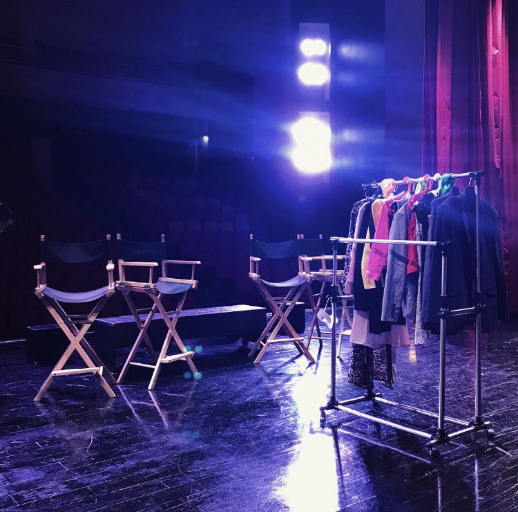 kate_bennett3's tweet photo. Showtime! #myCISB #stagecats #bignight #frontandcenter https://t.co/e9bMvUr990