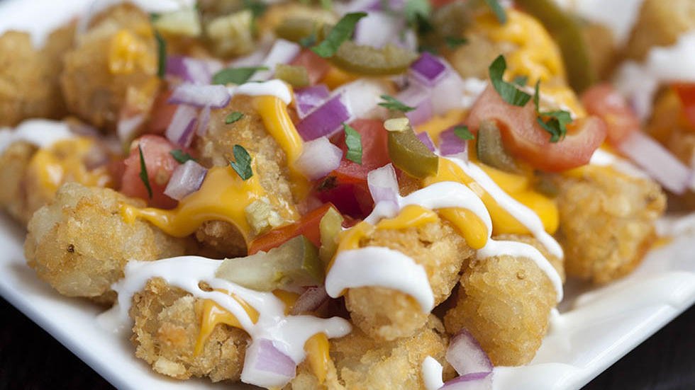 redeyechicago's tweet photo. Happy hour of the day: $5 well drinks, $3 Coors drafts and half-price tots from 4 to 6 p.m. at @tankardchicago.

https://t.co/5W8Jo658B7 https://t.co/VNAycNWE2V