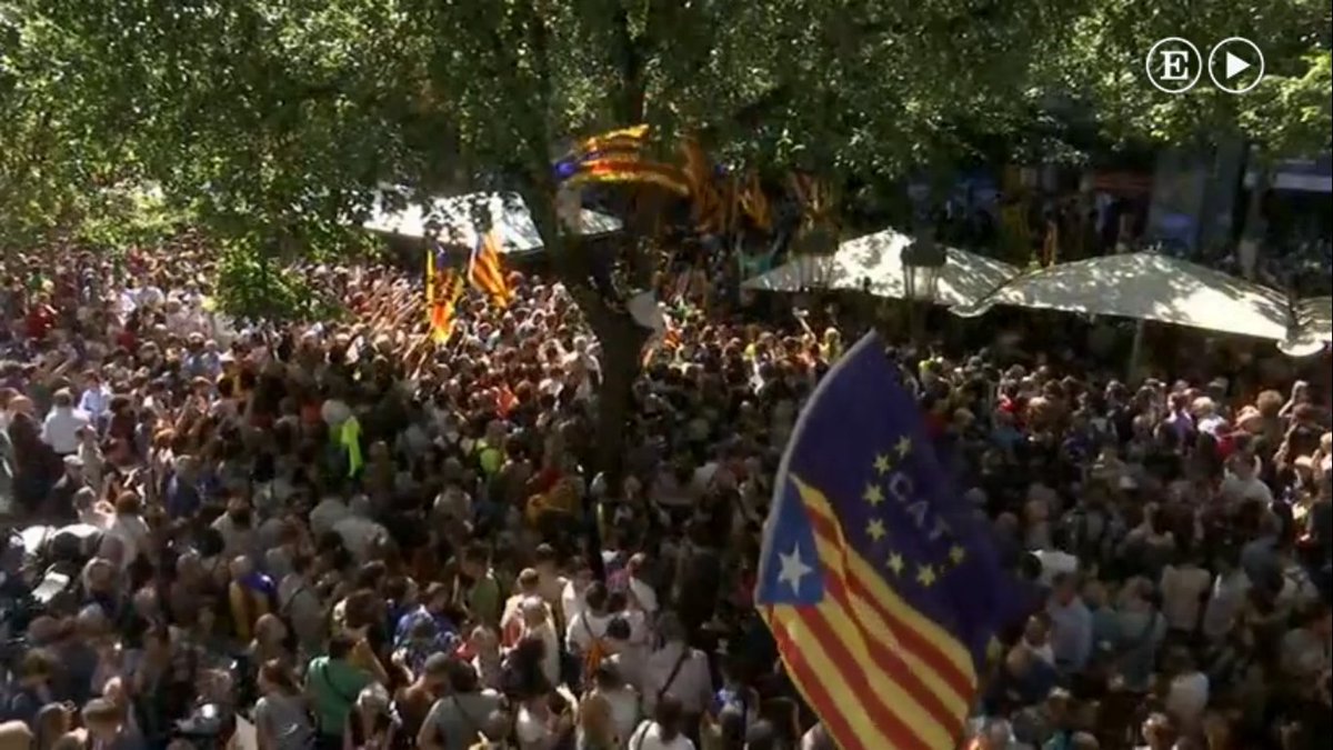 Ongoing protest in #Barcelona after Spanish police raids and arrests of Catalan officials

elpais.com/ccaa/2017/09/1…

#MovilizaciónCataluñaESP