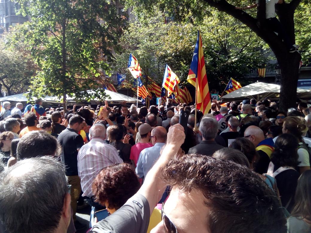 De camino al trabajo veo 4 coches de la G.Civil en la puerta de vicepresidencia del Govern, y al poco rato... esto. A ver cómo evoluciona...