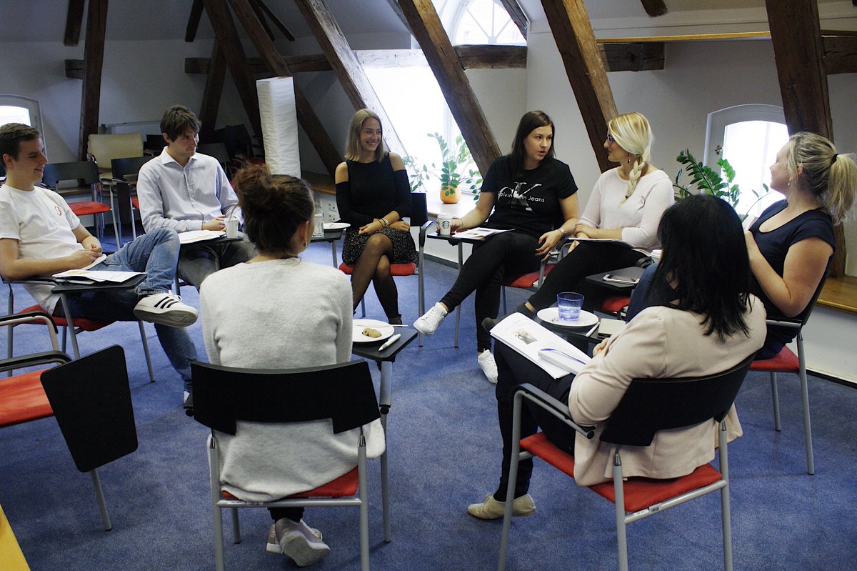 amic_cz's tweet photo. Na pravidelném #socialcoffee jsme se dnes s týmem zodpovídajícím za #AMI sociální média sešli v plném počtu #amilife https://t.co/Bm58033tYU