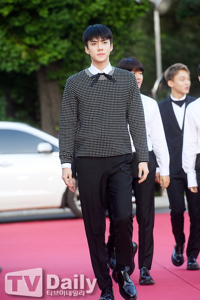 hellomydreamz's tweet image. ฮุนไฟ🔥ผู้เปลี่ยนพรมแดงให้เป็นรันเวย์ Make it happen~😂 จิกไปเลยรูกแม่ 555555555 #เซฮุนคนดีที่โลกลืม #exo #SoribadaAwards #SEHUN