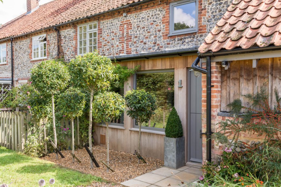 Home of the week. Stunning converted cottage and barn in near Holt, Norfolk. £495k. themodernhouse.com/sales-list/hol… … via @the_modernhouse