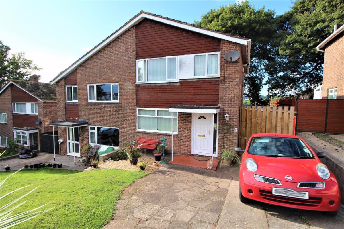 A 4 bedroom extended semi-detached house, situated on the most popular Roselands estate. qoo.ly/hvxg8