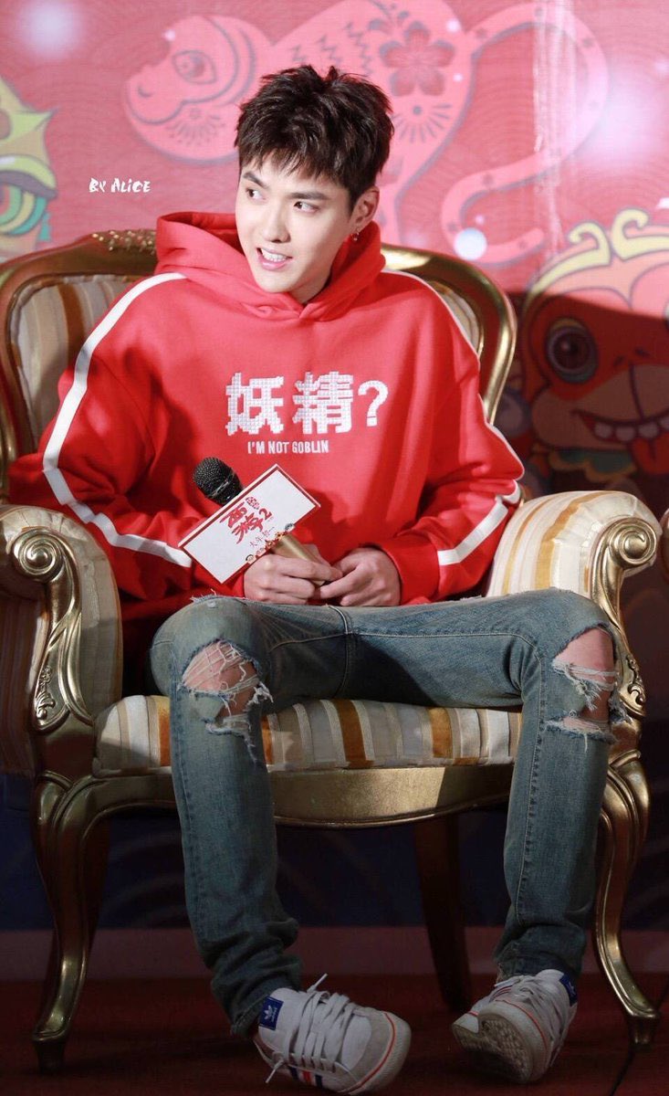 Chanyeol_Cherri's tweet photo. ฮือออออออ~ ยอมล้าววววว~ การผูกเชือกรองเท้าปล่อยชายแบบนี้นี่มัน~ พี่คริสชัดๆ พี่แกเป็นคนจับน้องแต่งตัวจริงๆ นะเนี่ย #KrisYeol 😭😭😭 https://t.co/UOOttziL1f