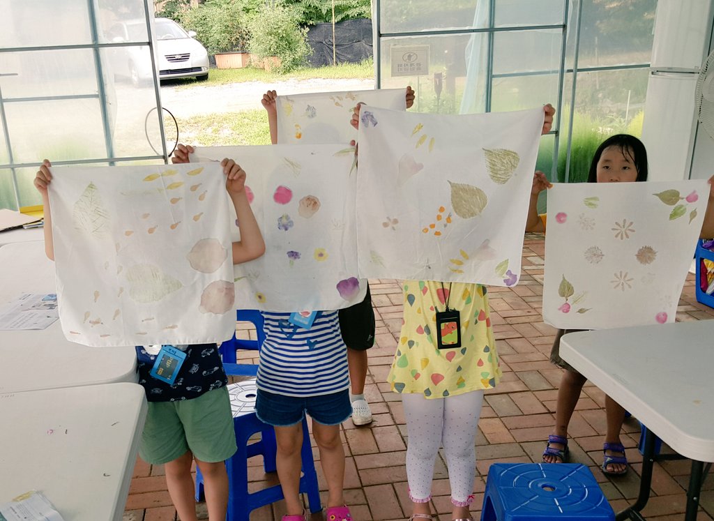 #성남시
#성남시민농원텃밭프로그램
텃밭 작물의 다양한 꽃과 잎을 관찰하고 하얀 손수건에 정성껏 텃밭을 담아
알록달록 나만의 텃밭 손수건이 완성~♡
#성남시농업기술센터
#텃밭지도사