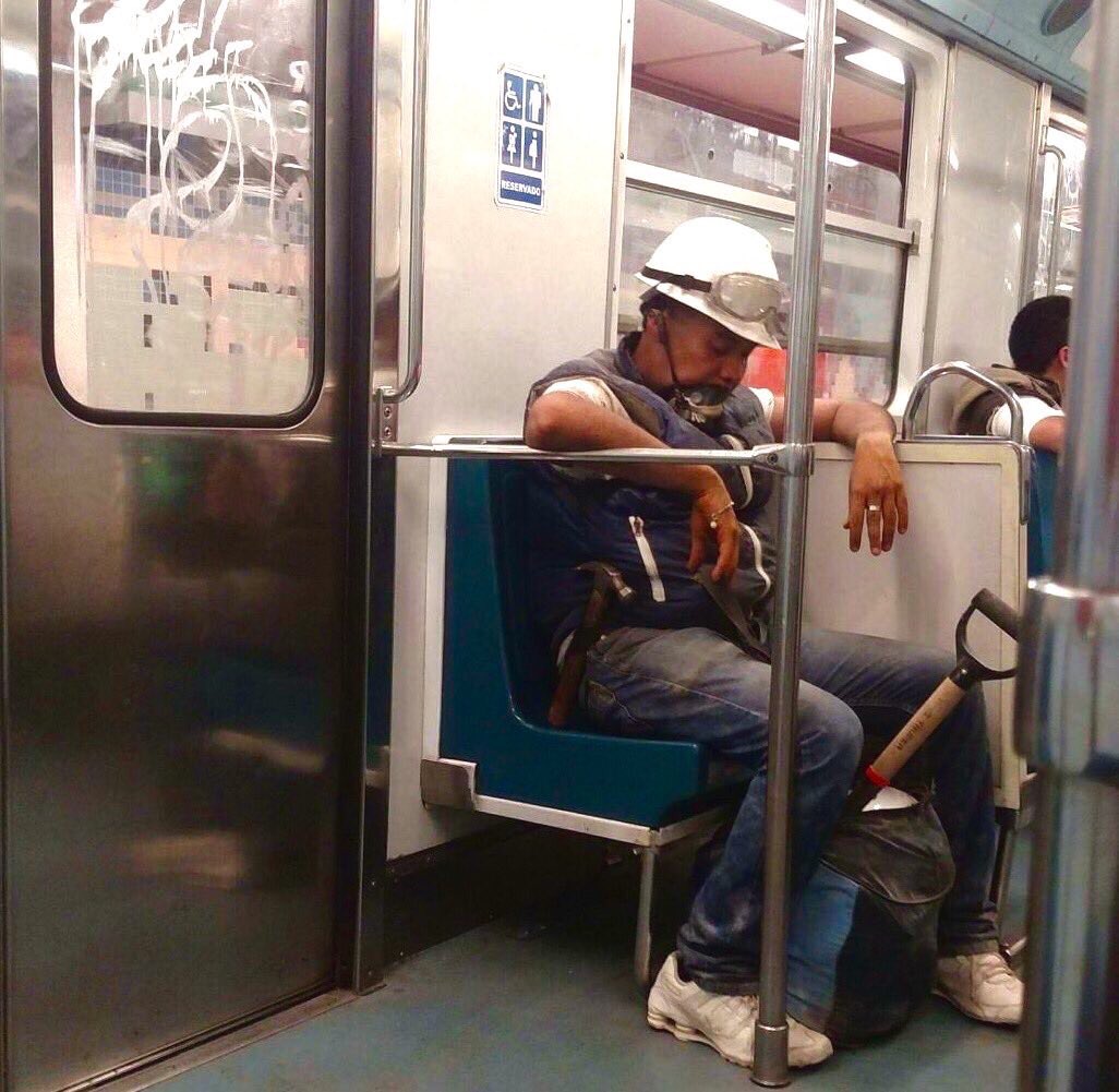 joluisgarcia's tweet photo. De las imágenes conmovedoras esta mañana! #GRACIAS 🙏🏻🇲🇽  
#MéxicoUnido https://t.co/uqUTt2DpX7
