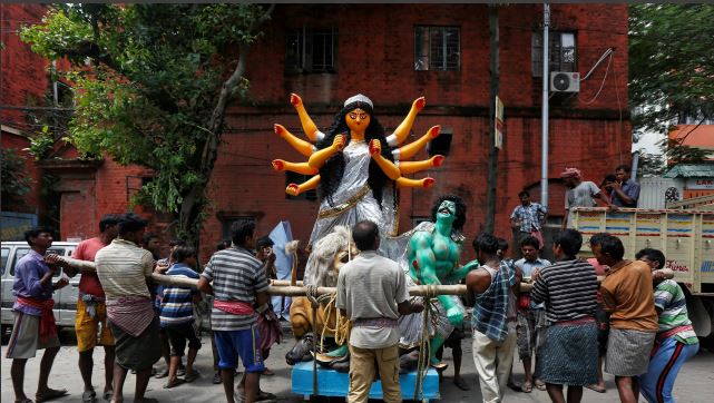 Kolkata pandal choses demonetization as theme for Durga Puja dnai.in/f5br https://t.co/8be9vIzM0C