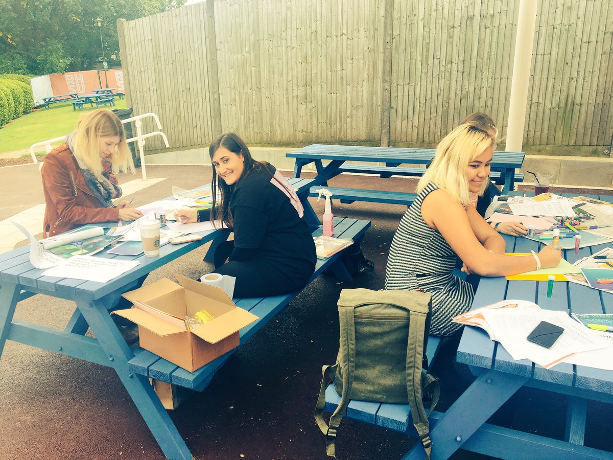 mhnetworkrhul's tweet photo. We are here outside @SURHUL ready to start zining, join us to get covered in glitter, glue and lots of positive energy 🌟🌟🌟 https://t.co/ZYh44CtpoO