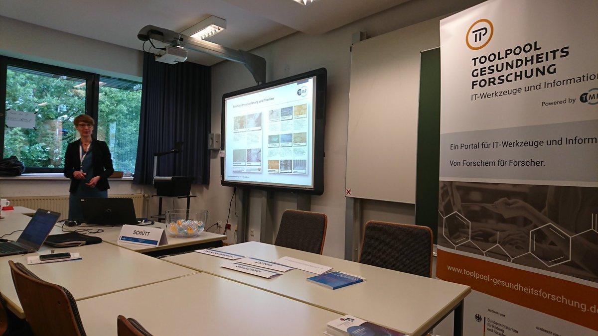 SelyMania's tweet photo. Frau Schütt stellt ToolPool Gesundheitsforschung des #TMF auf der #gmds2017 vor https://t.co/wfDg37OEM8