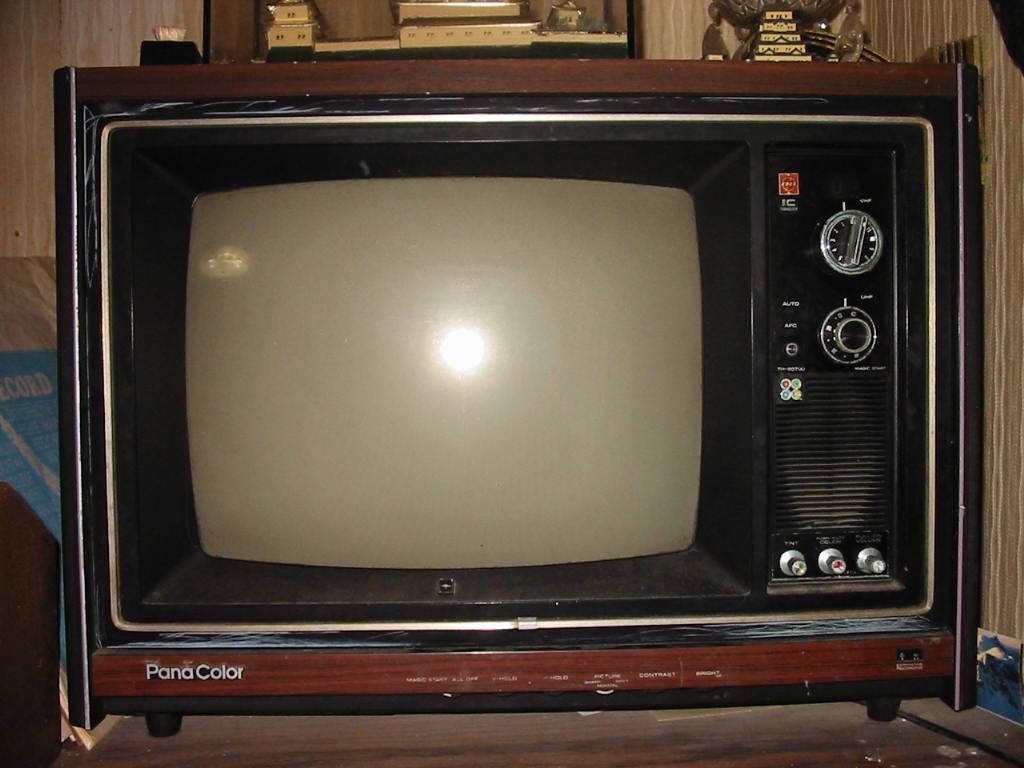 トランジスタ式テレビ 60～70年代。ガチャガチャとチャンネルのつまみ