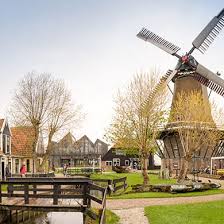 BakkerTimmer's tweet photo. #molen de traanroeier die onze #Texelse #tarwe maalt is aan een nieuwe kap toe. Stem op https://t.co/twJVfTUK84 en maak kans op VIP arr. https://t.co/fkQN9SgdmX