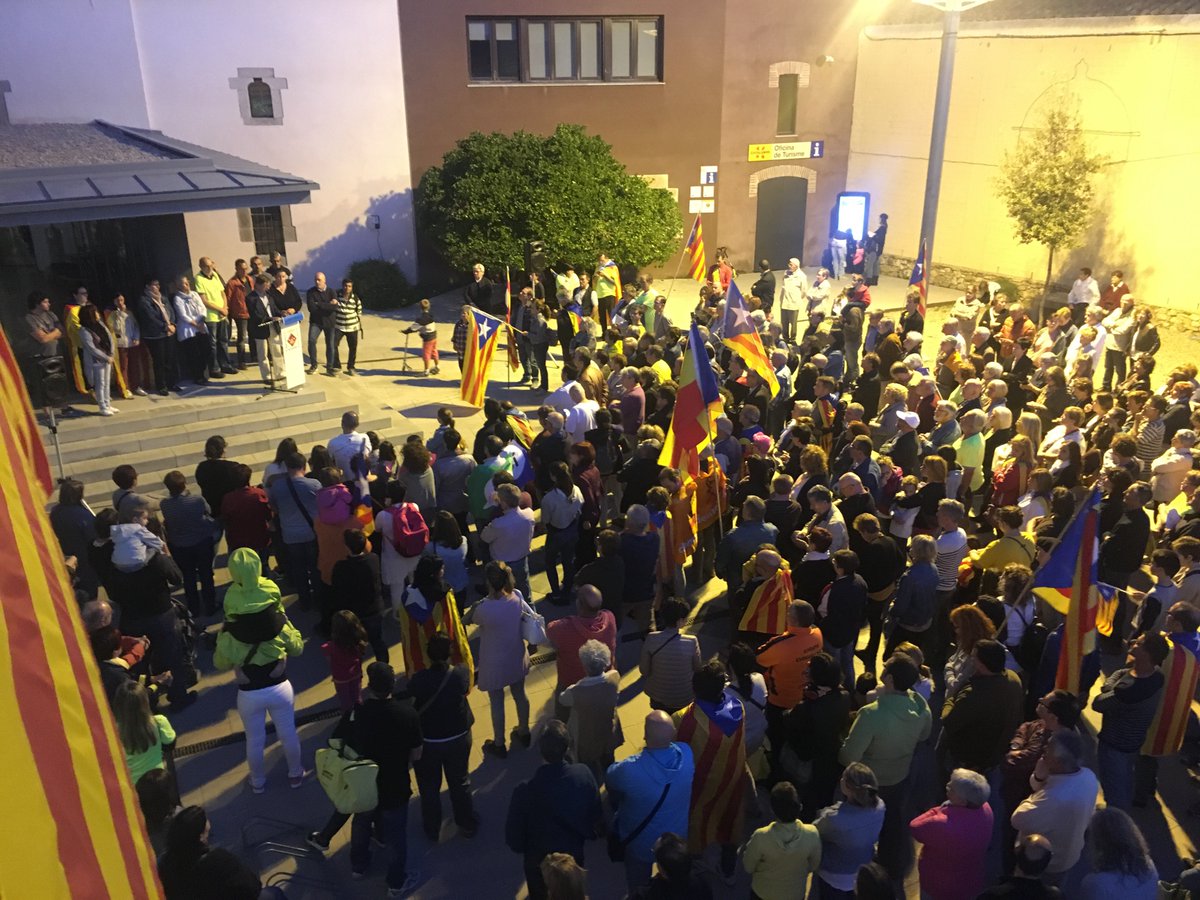 AjCMalavella's tweet photo. Ara mateix #caldesdemalavella cantant l’himne dels segadors després del parlament de SBalliu i cridar Votarem!! #EPAOfensivaCatalunya https://t.co/Yjxcbavuto