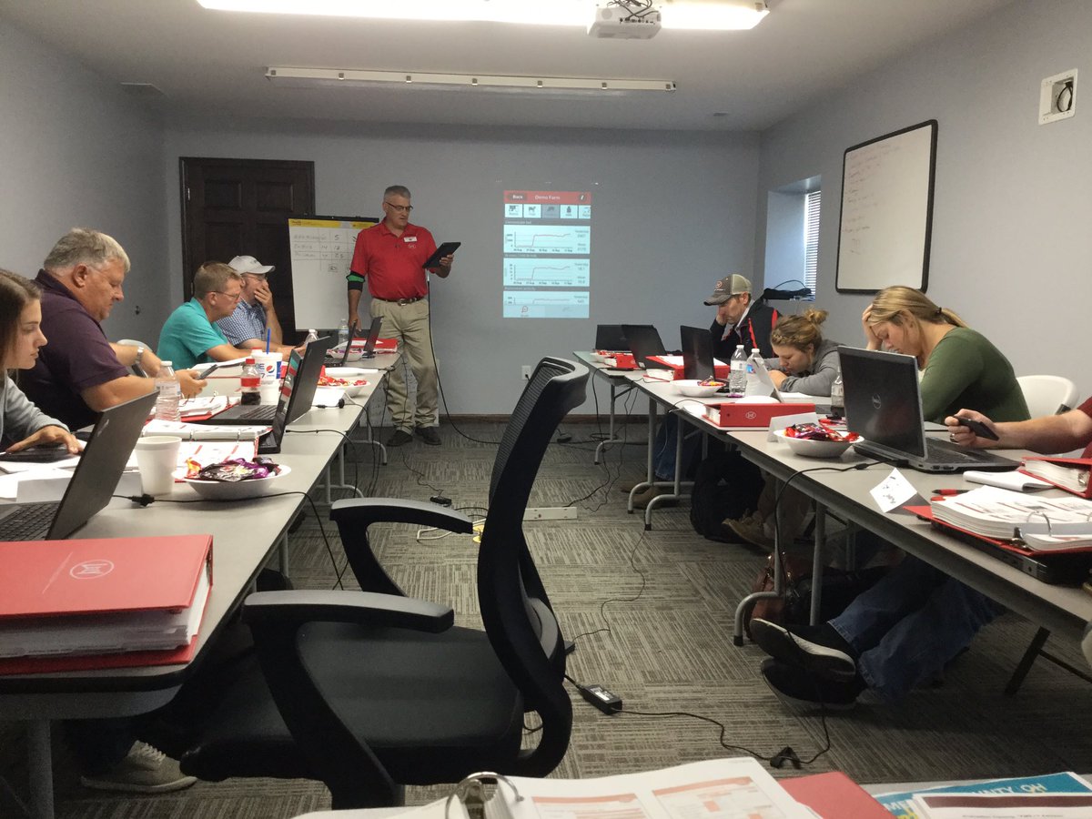 Another of our newest <a href="/DairyRobot/">Lely North America</a> <a href="/LelyFMS/">LelyFMS</a> members presenting in his 1st advisor training in Ohio! #lelyknowhow