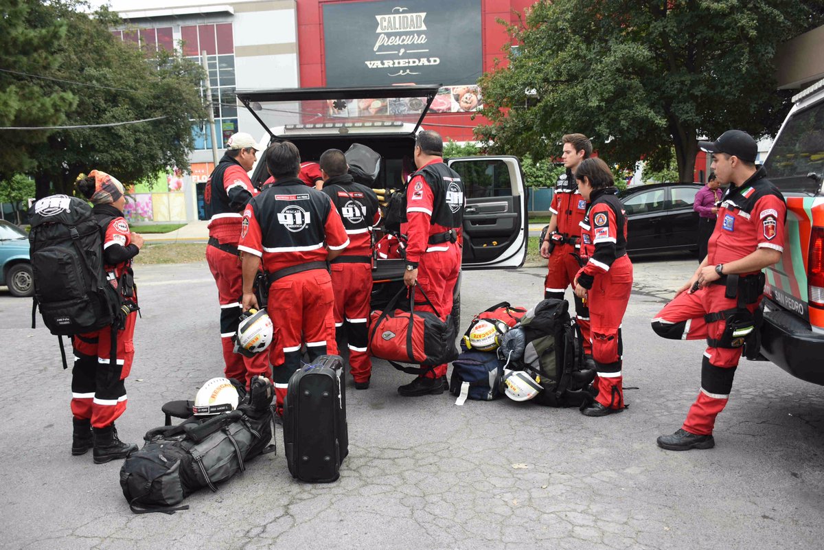SanPedroNL's tweet photo. 13 elementos de @911SanPedro se trasladan en 4 unidades, tres tácticas y una ambulancia,a brindar apoyo a los habitantes del centro del país https://t.co/ZvQviwTL6m
