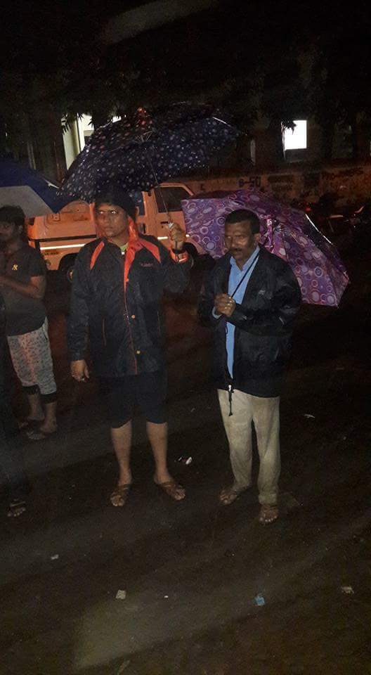 आतिवृष्टी मुळे वॉर्ड १०२ मध्ये सखल भागात पाण्याच्या निचरा होण्याचे काम बि.एम.सी च्या माध्यमातून पदाधिकाऱ्याच्या   उपास्थित  झाले.