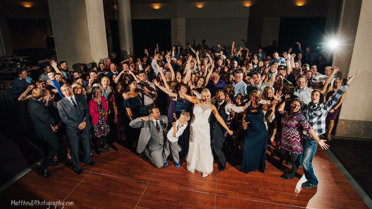SahmsAtrium's tweet image. When you squeeze everyone you love in one amazing photo. ❤️📸: @MDoudt #wedding #indianapolis