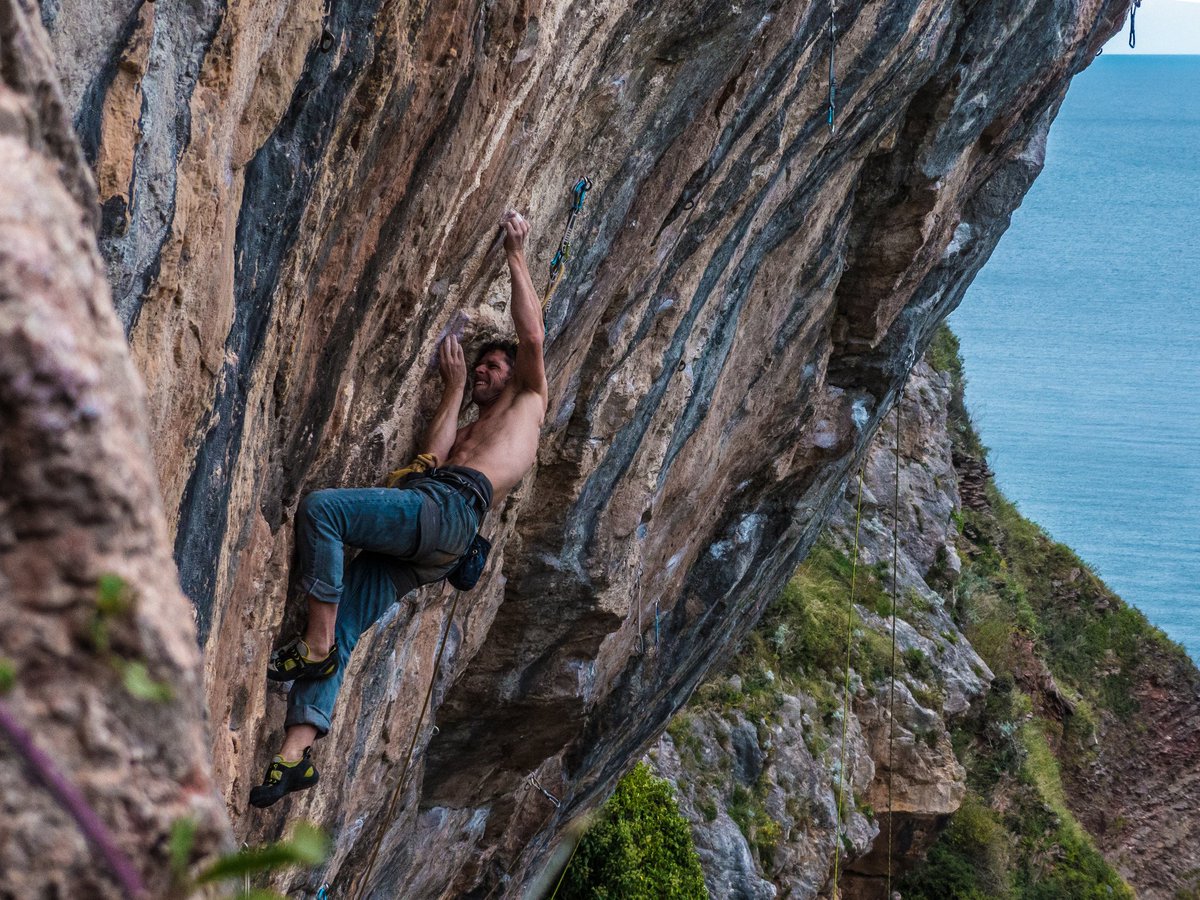 Tuppence 8b
Here's Ged on the hand flip before the famous vertical dropknee.
#hobbitlife #sportclimbing #torbados