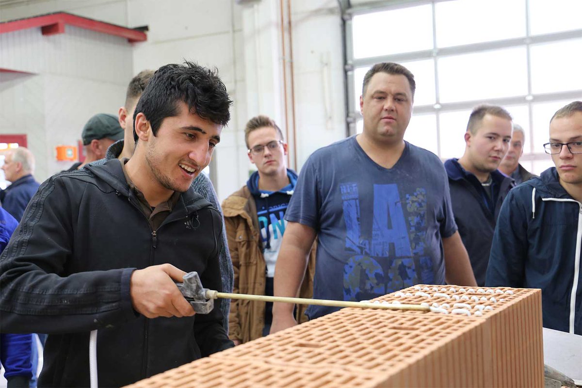 BauLokal's tweet photo. Ein Mauerwerk muss nicht kompliziert sein: 60 Bauhandwerker beim 1. Arnsberger Mauerwerkstag. https://t.co/hDUS7YnTK5 https://t.co/WraQV4ll4A