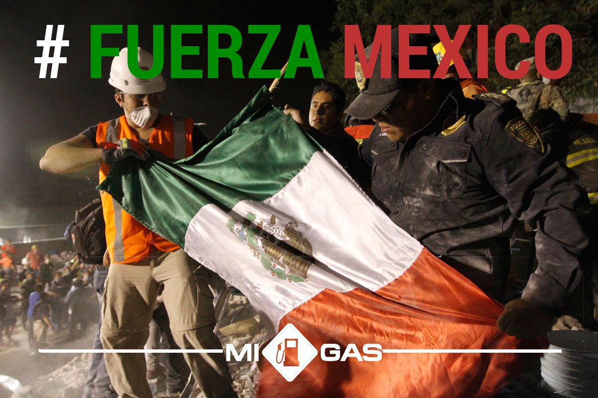 MiGasQro's tweet photo. Extienden bandera de México entre escombros en #CDMX #FuerzaMéxico https://t.co/VkumAiWlk5