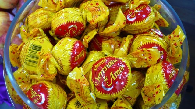correio's tweet photo. Nestlé e Garoto vão parar de produzir Serenata de Amor, Chokito e Lollo https://t.co/RDSjYB0fl8 https://t.co/z9vxZaU9WS