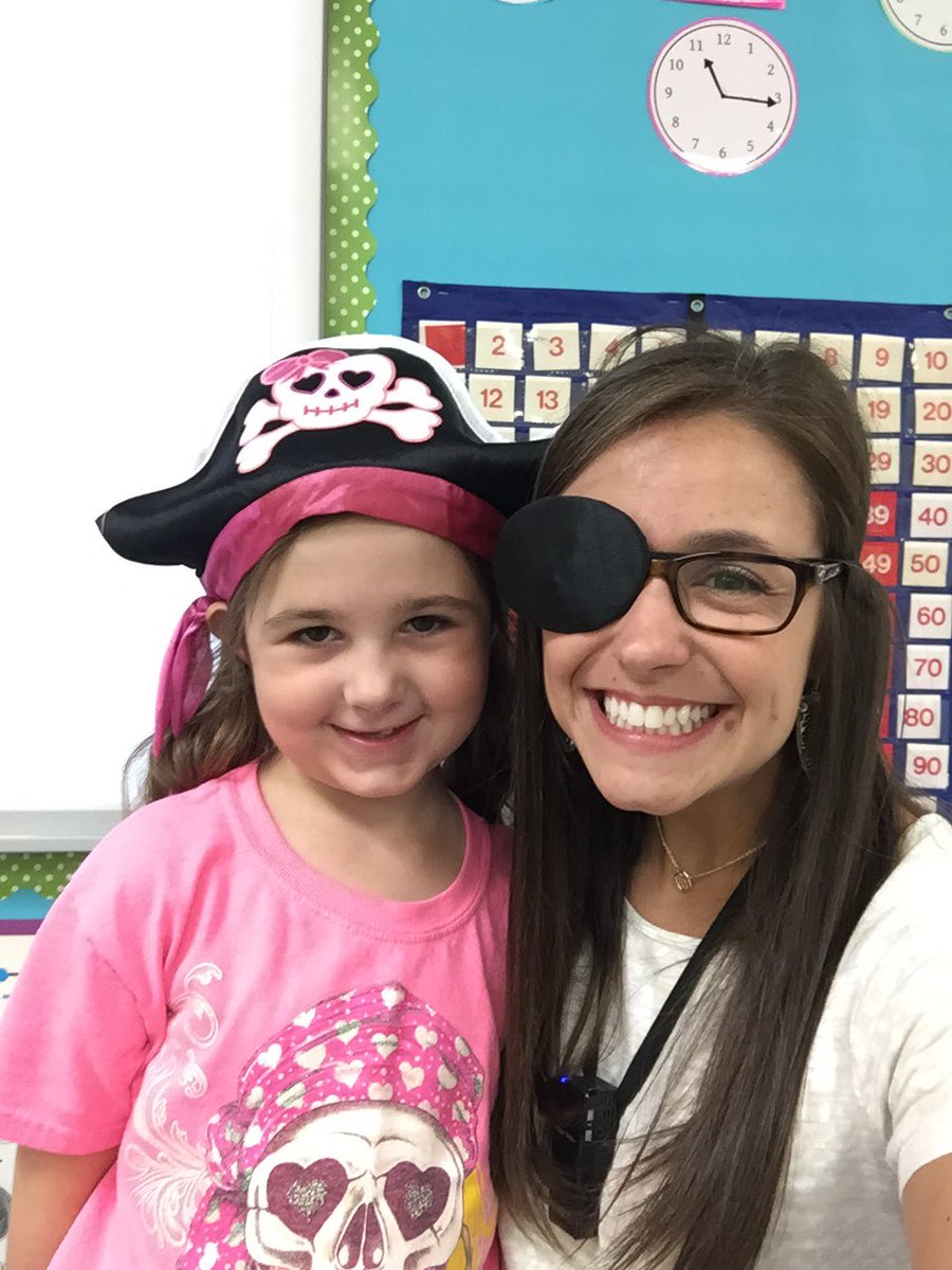 lbrunn930's tweet photo. We learned to talk like a pirate yesterday with our captain,  Mrs. Watts, in the library! #talklikeapirate @happytobeahusky @HuebnerLibrary https://t.co/gLKiNWOHLz
