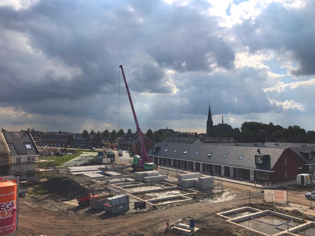 Vandaag de begane grondvloeren van 9 woningen De Velden fase 2 te #Langeraar gelegd.