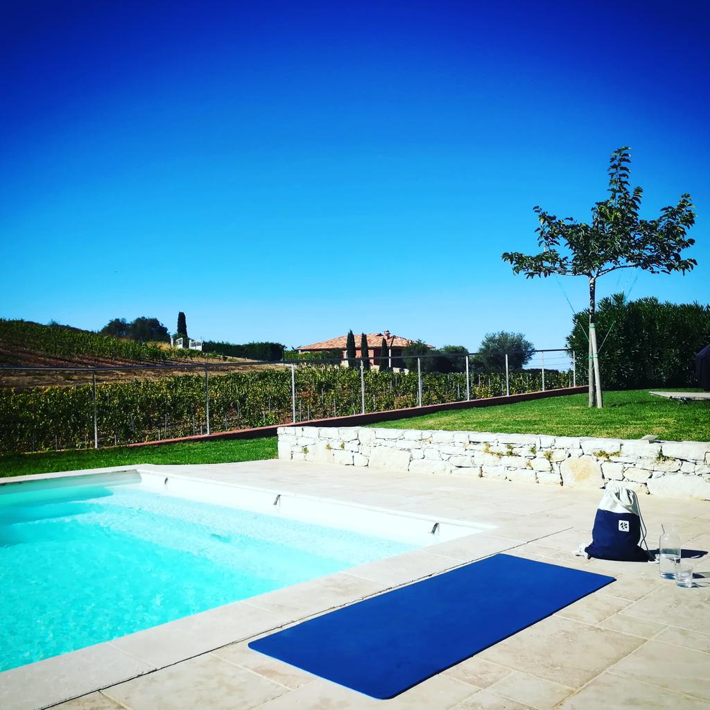 Little action at the pool... entspanntes Dehnen im Paradies! 🤸💪✌️😇

und-los.ch/shop

#corse #paradise #yoga #fitness  #undlos