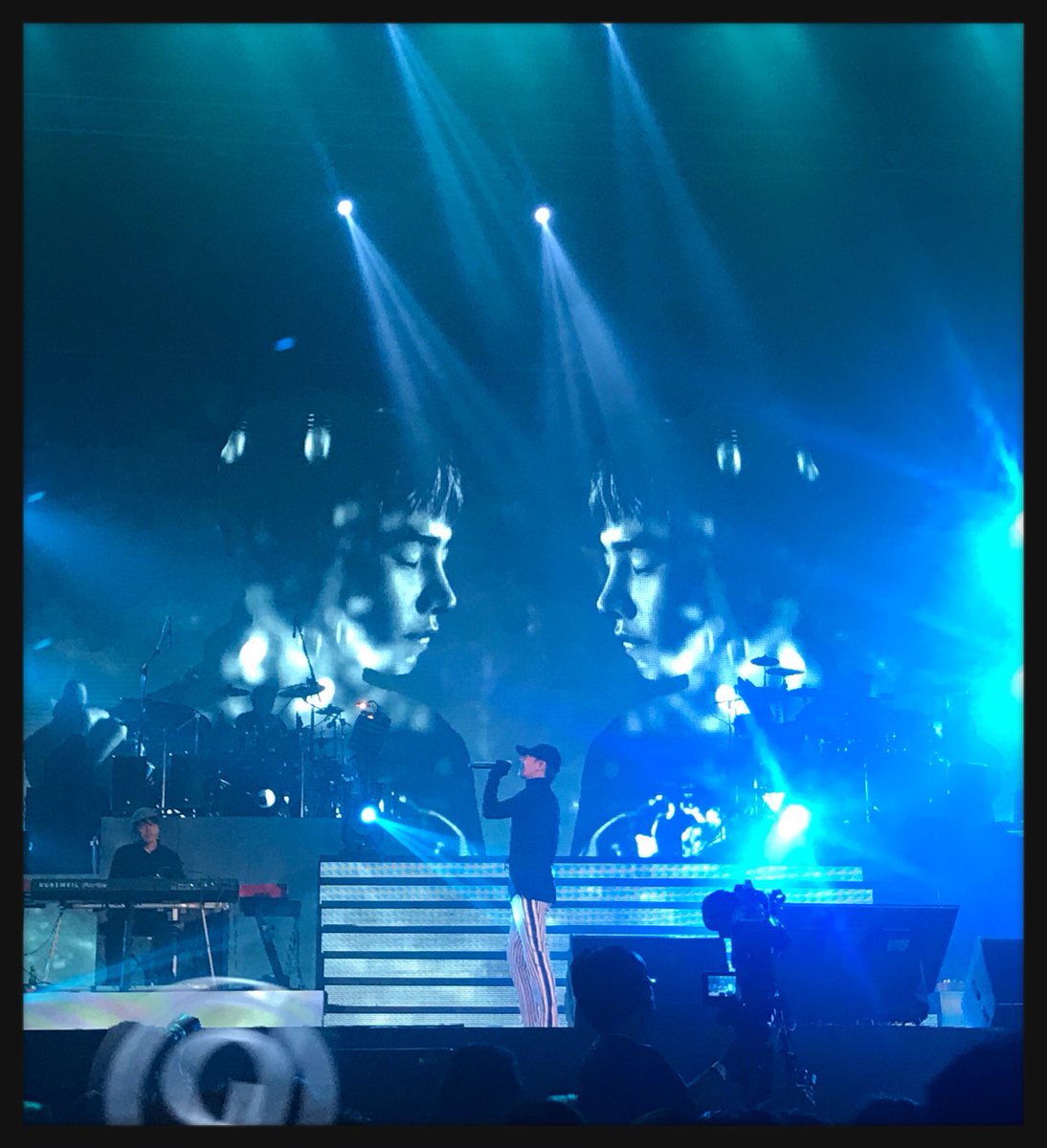 AntzAntz1's tweet photo. #เป๊กผลิตโชค #peckpalit #4chairConcert #whitehaus2 ยังไม่หยุดหวีต ชอบBDมากๆ ...❤️❤️ https://t.co/gQDSS7sQDo