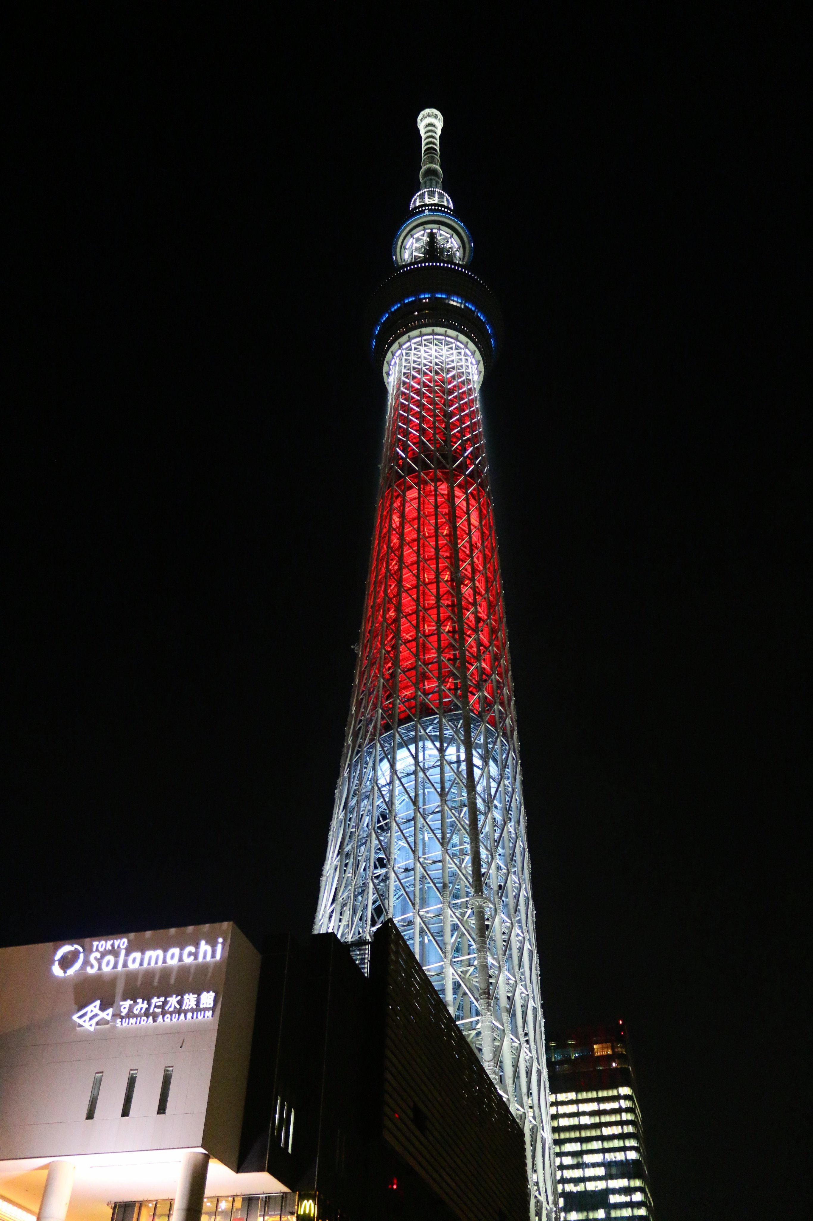 ミコフク 今日は 空の日 スカイツリーは Jalの機体をイメージした 赤 と 白 空の 青 の三色特別ライティングを点灯 2年前 パリの同時多発テロで被害を受けた人たちを追悼するため スカイツリーがフランスの国旗色にライトアップされ