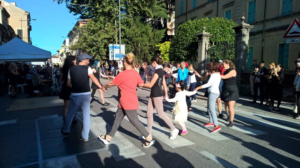 Chestnut_EU's tweet photo. Car free day in Vicenza: "A city without cars is a city full of happy people!"
#projectchestnut #interregdanube #sustainableurbantransport https://t.co/ta8i8lrwea