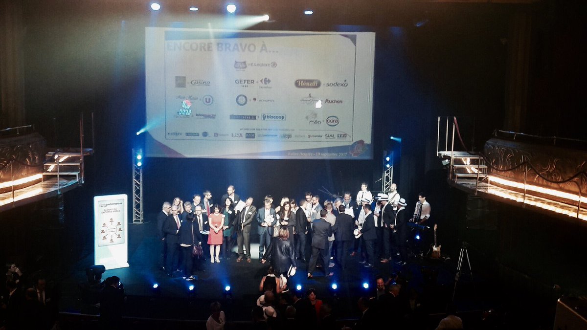 mediaperforman's tweet photo. Un grand merci à la @la_feef pour cette superbe soirée des #GresdOr2017 avec en prime, notre beau totem digital ! #shoppercast https://t.co/epRAPoSRn0