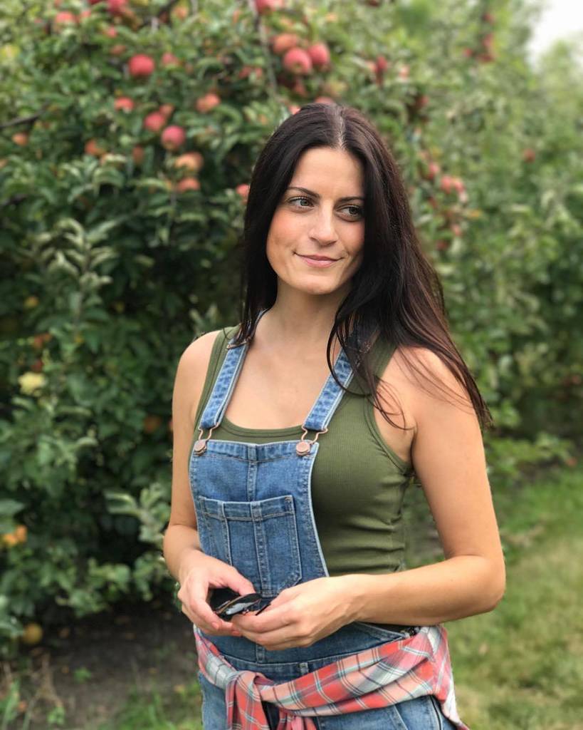 WindyCityBlogCo's tweet photo. Who's going apple picking this weekend? ๐ @hallwaysrunways #WCBCStyle // #WindyCityBloggers https://t.co/lJ8LzKqjiT https://t.co/B2qsc7pSzU